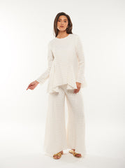 بنطال واسع بملمس ناعم ولمعان خفيف