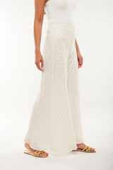 بنطال واسع بملمس ناعم ولمعان خفيف