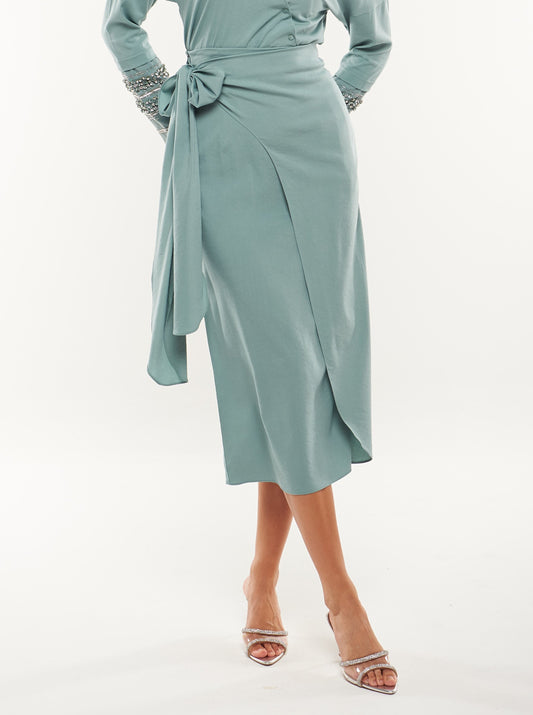 تنورة متوسطة الطول بأسلوب لف وربطة جانبية