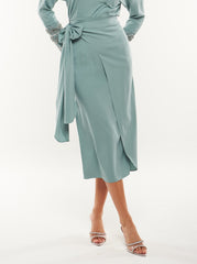 تنورة متوسطة الطول بأسلوب لف وربطة جانبية