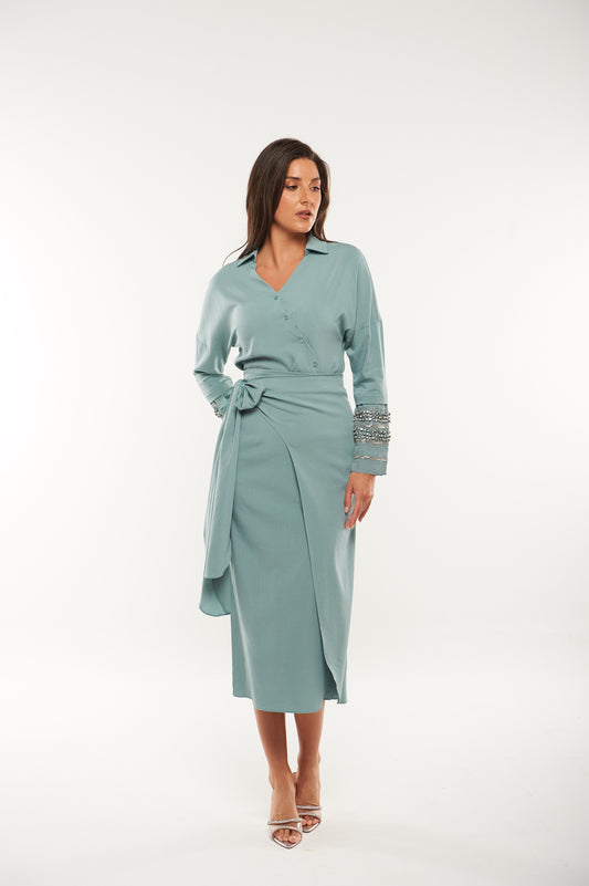 تنورة متوسطة الطول بأسلوب لف وربطة جانبية