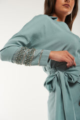 تنورة متوسطة الطول بأسلوب لف وربطة جانبية