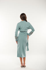 تنورة متوسطة الطول بأسلوب لف وربطة جانبية