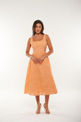 فستان ميدي أنيق بتطريز وزخارف ناعمة