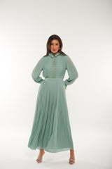 فستان ماكسي بكسرات وياقة عالية مع تطريز دانتيل