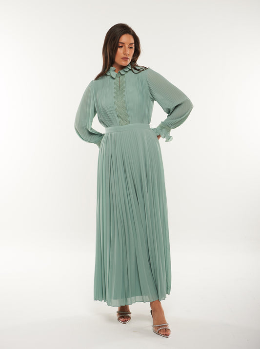 فستان ماكسي بكسرات وياقة عالية مع تطريز دانتيل