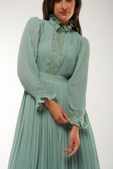 فستان ماكسي بكسرات وياقة عالية مع تطريز دانتيل