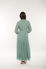 فستان ماكسي بكسرات وياقة عالية مع تطريز دانتيل