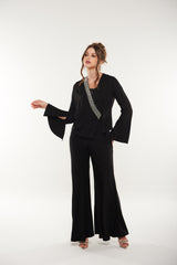 بلوزة بلف مطرزة بأكمام واسعة