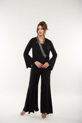 بلوزة بلف مطرزة بأكمام واسعة