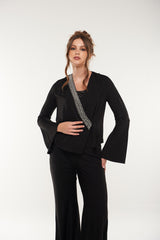 بلوزة بلف مطرزة بأكمام واسعة