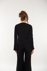 بلوزة بلف مطرزة بأكمام واسعة