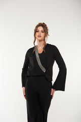 بلوزة بلف مطرزة بأكمام واسعة