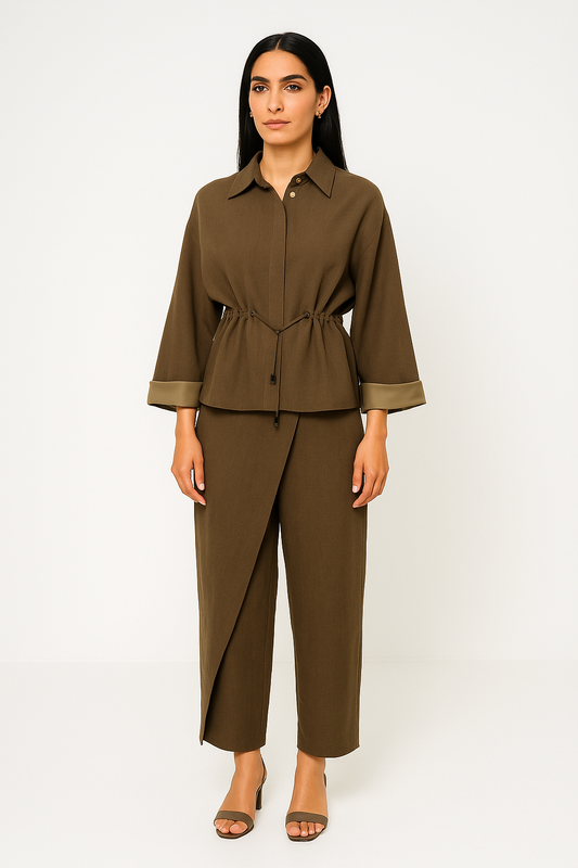 بنطلون واسع بتفصيلة لف أمامية