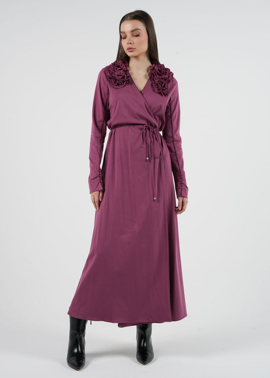 فستان ماكسي بتصميم ملفوف وزهور بارزة