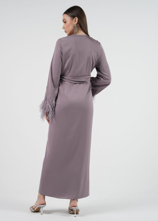 فستان ماكسي أنيق بأكمام مزينة بالريش والكريستال اليدوي