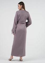 فستان ماكسي أنيق بأكمام مزينة بالريش والكريستال اليدوي