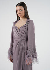 فستان ماكسي أنيق بأكمام مزينة بالريش والكريستال اليدوي