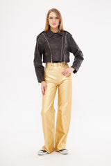 سترة جلدية مقصوصة ومتداخلة مع سحاب متباين