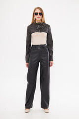 سترة جلدية قصيرة للغاية ذات أكتاف منسدلة