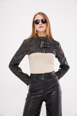 سترة جلدية قصيرة للغاية ذات أكتاف منسدلة