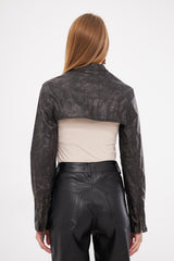 سترة جلدية قصيرة للغاية ذات أكتاف منسدلة