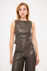 بلوزة جلدية صناعية بدون أكمام