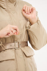 سترة بسحاب وجيب عملي بتصميم عصري