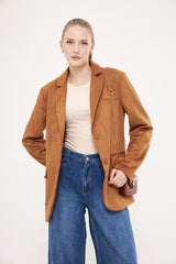 سترة من الجلد المدبوغ باللون البني مع ياقة مدببة