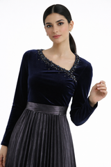 فستان ماكسي بتصميم ثنائي الأقمشة مع صدر من المخمل وتنورة مطوية