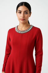 فستان ماكسي أنيق بياقة مزخرفة