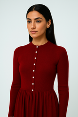 فستان ميدي راقٍ بتصميم أنثوي كلاسيكي