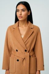 معطف نسائي طويل بقصّة مزدوجة مع حزام