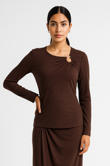 توب بتفصيلة ملتوية وحلقة معدنية