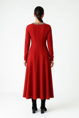 فستان ماكسي أنيق بياقة مزخرفة