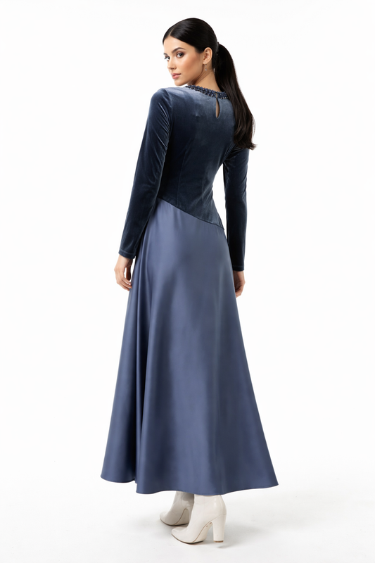 فستان ماكسي بتصميم ثنائي الأقمشة مع صدر من المخمل وتفاصيل طيات عند الخصر وياقة مزينة