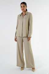 قميص طويل الأكمام بقماش مُنقوش مع حزام من نفس الخامة