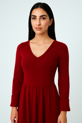 فستان شتوي بياقة V وأكمام طويلة بقماش يشبه الكاشمير