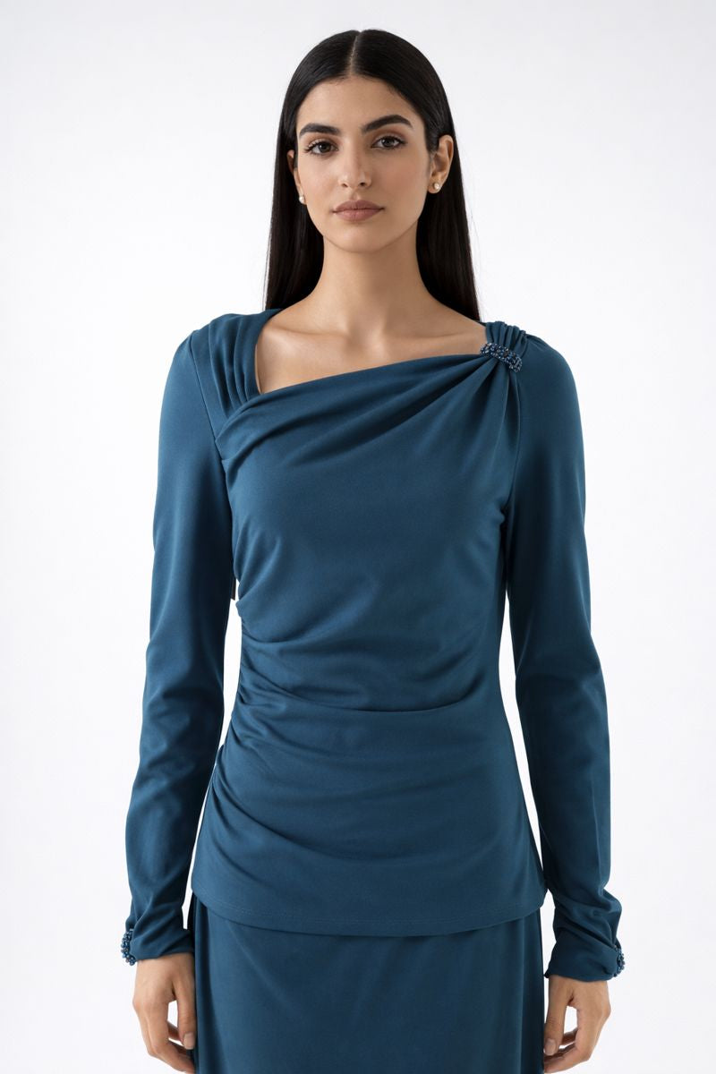 بلوزة أنيقة بقصّة غير متماثلة