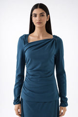 بلوزة أنيقة بقصّة غير متماثلة