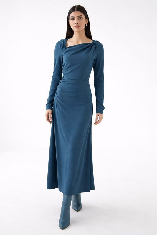 بلوزة أنيقة بقصّة غير متماثلة