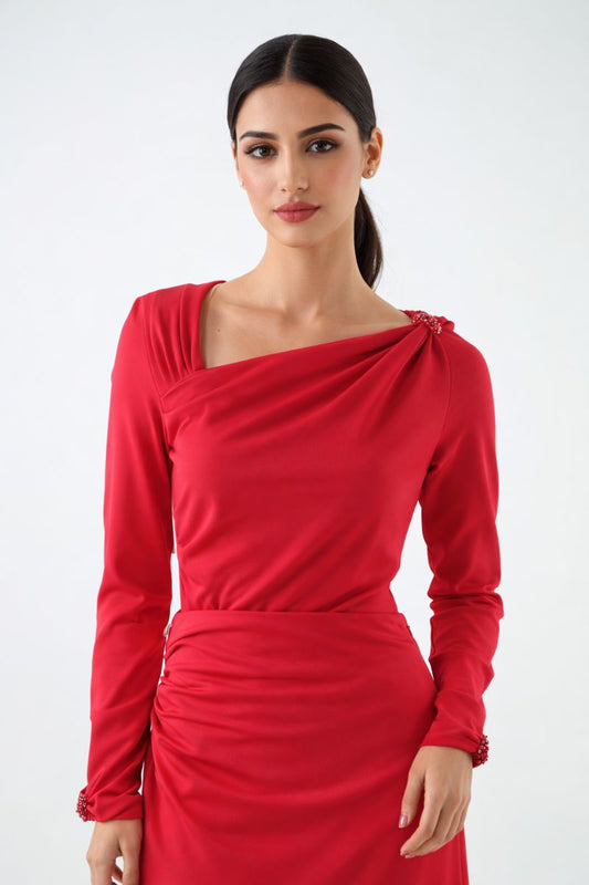 بلوزة أنيقة بقصّة غير متماثلة