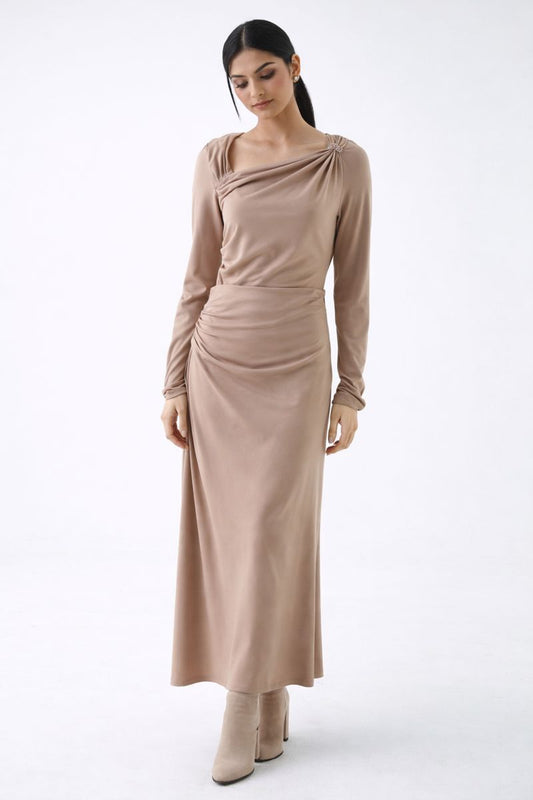 بلوزة أنيقة بقصّة غير متماثلة