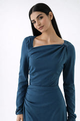 بلوزة أنيقة بقصّة غير متماثلة