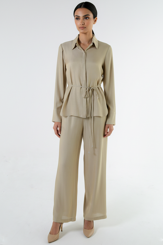 قميص طويل الأكمام بقماش مُنقوش مع حزام من نفس الخامة