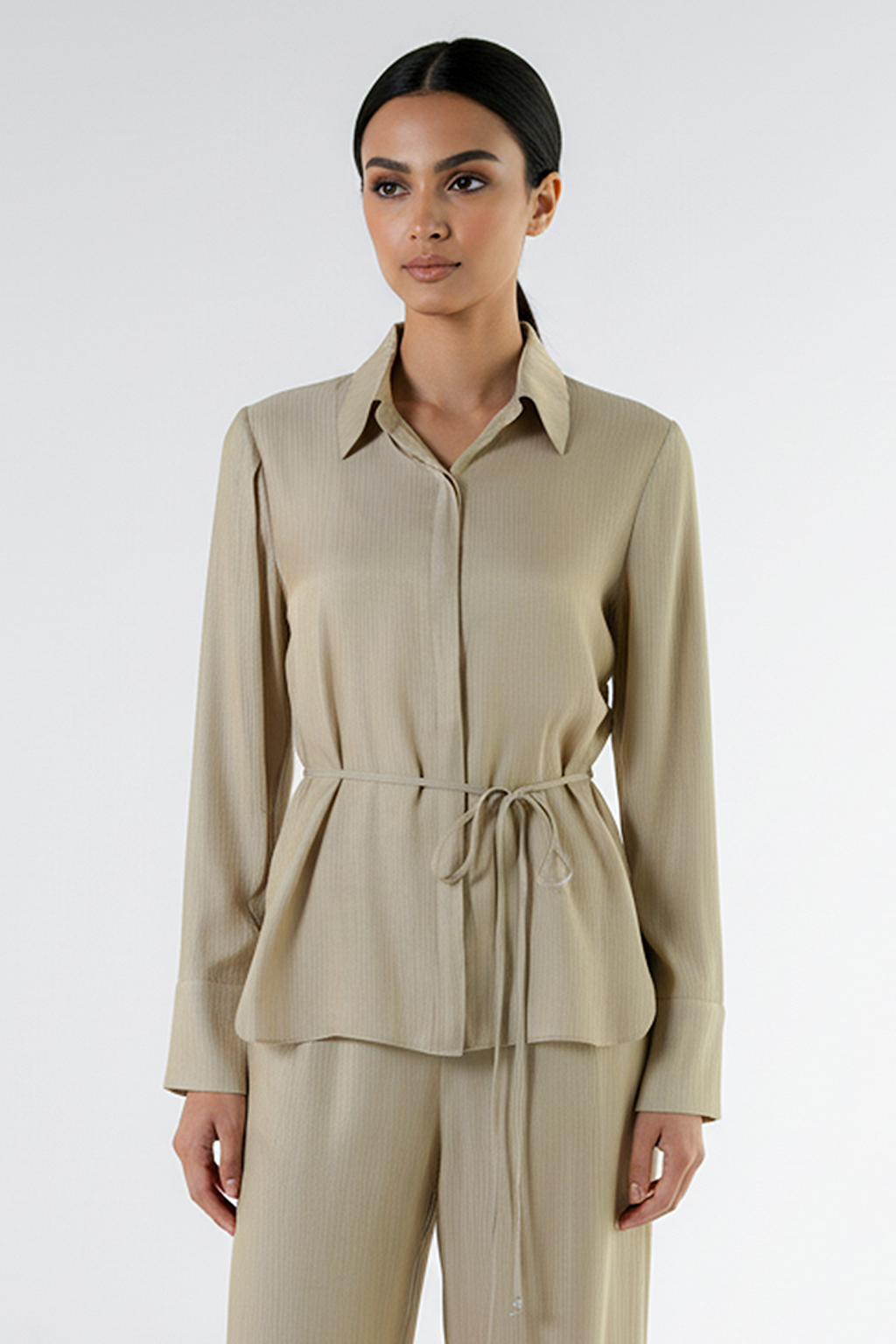 قميص طويل الأكمام بقماش مُنقوش مع حزام من نفس الخامة