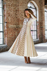 فستان عاجي بألواح حرفية