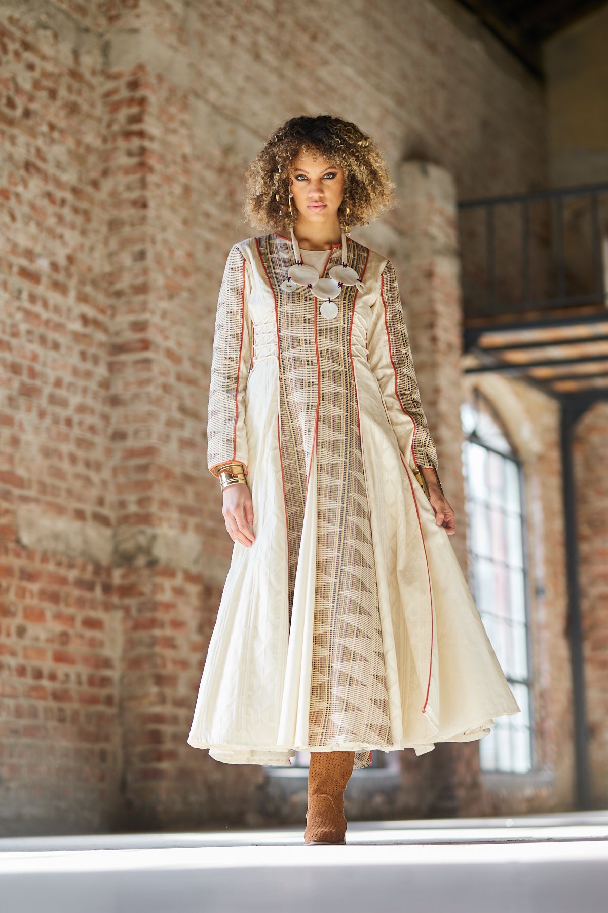 فستان عاجي بألواح حرفية