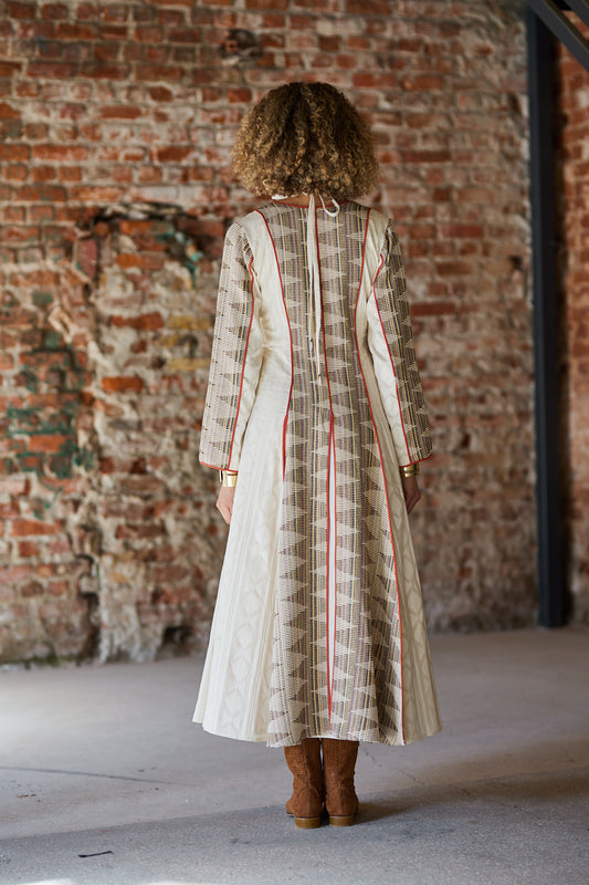 فستان عاجي بألواح حرفية